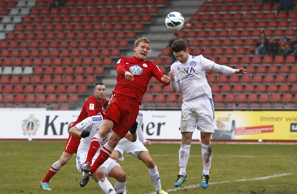 Sebastian Gundelach im Kopfballduell