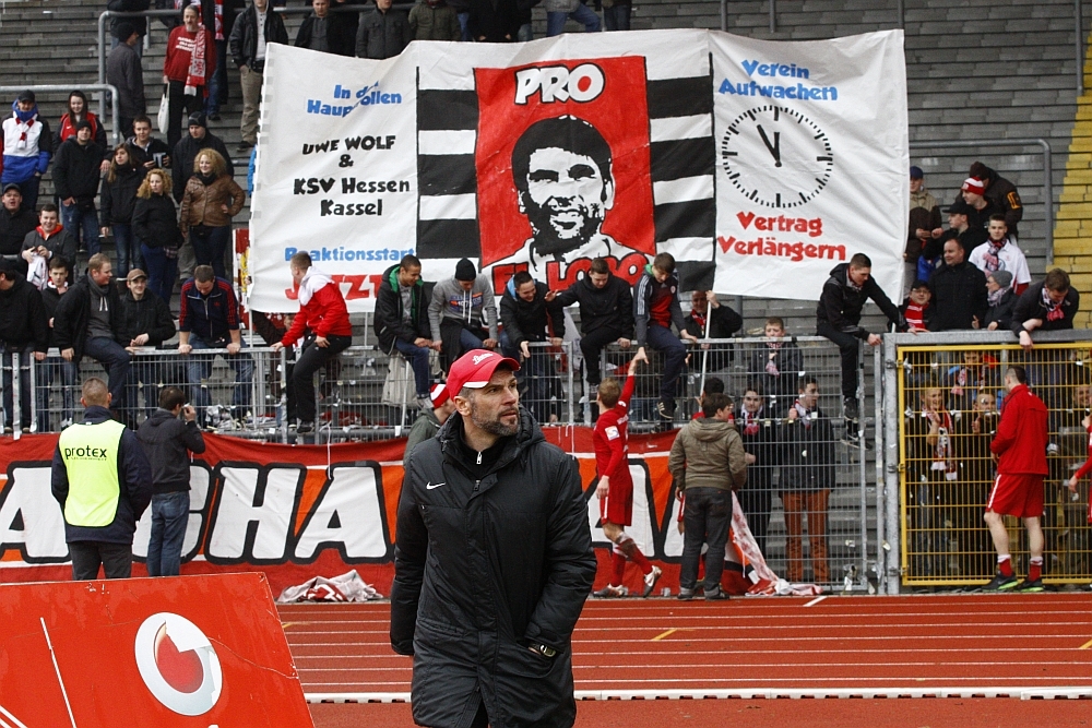 Die Fans stehen hinter dem Trainer und seiner Arbeit.
Sie fordern eine baldige Vertragsverlängerung mit Uwe Wolf, unabhängig vom Saisonverlauf!