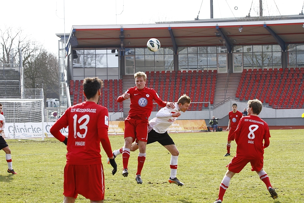 Gundelach im Kopfballduell