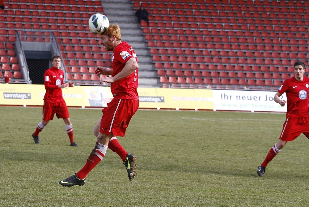 Nico Hammann beim Kopfball