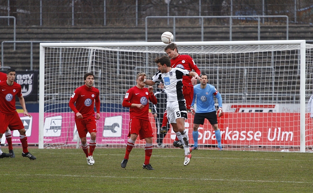 Kollektive Abwehrarbeit, hier kommt Gaede vor dem Ulmer an den Ball