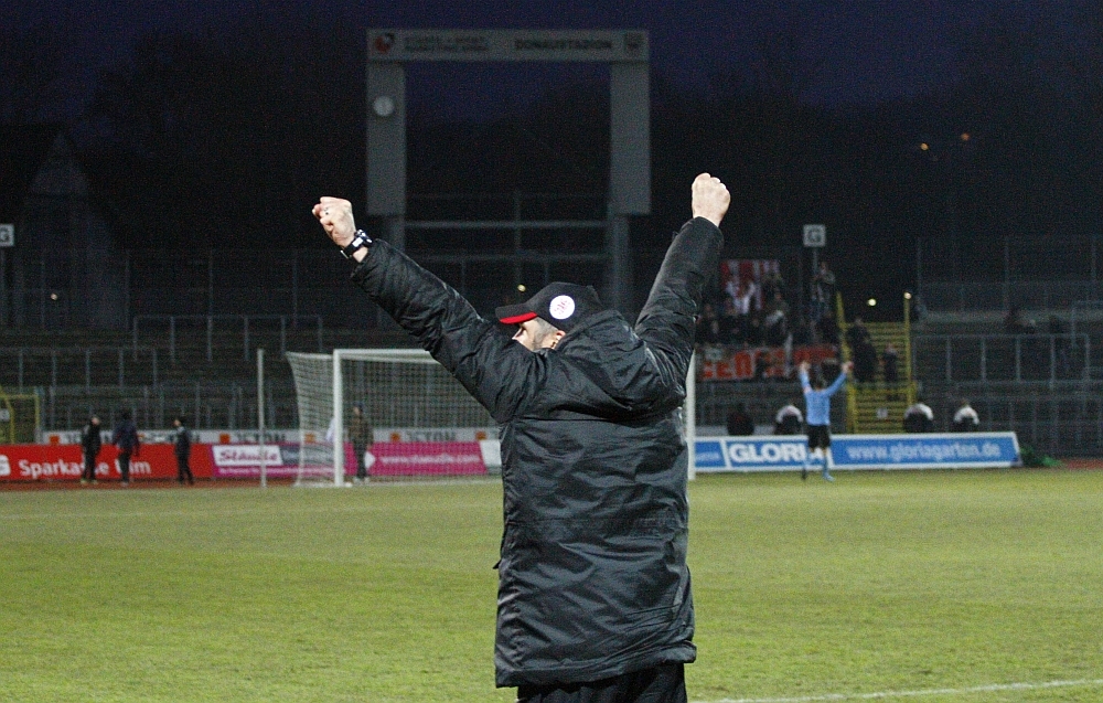 Uwe Wolf, Carsten Nulle und die mitgereisten Fans bejubeln den Schlusspfiff