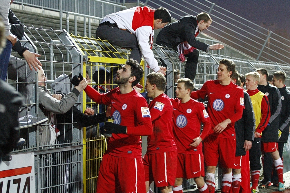 Der Dank der Mannschaft an die mitgereisten Fans für die Unterstützung und der Fans an die Mannschaft für den wichtigenSieg