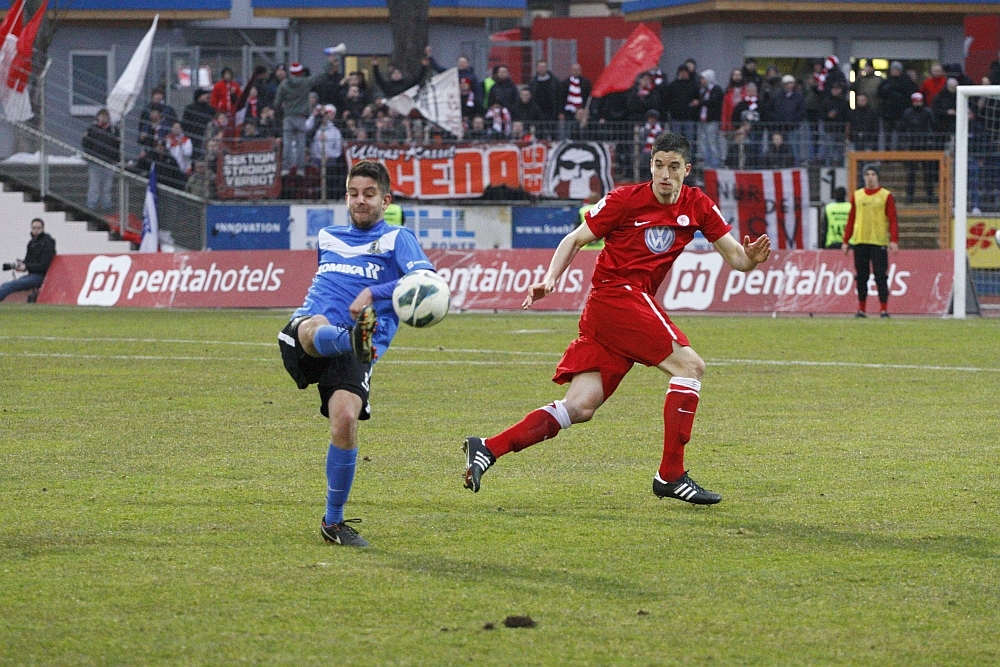 Stefan Müller
Im Hintergrund der Kasseler Fanblock, der die Entfernung und an einem Freitag stattfindendem Auswärtsspiel sehr gut besucht war!