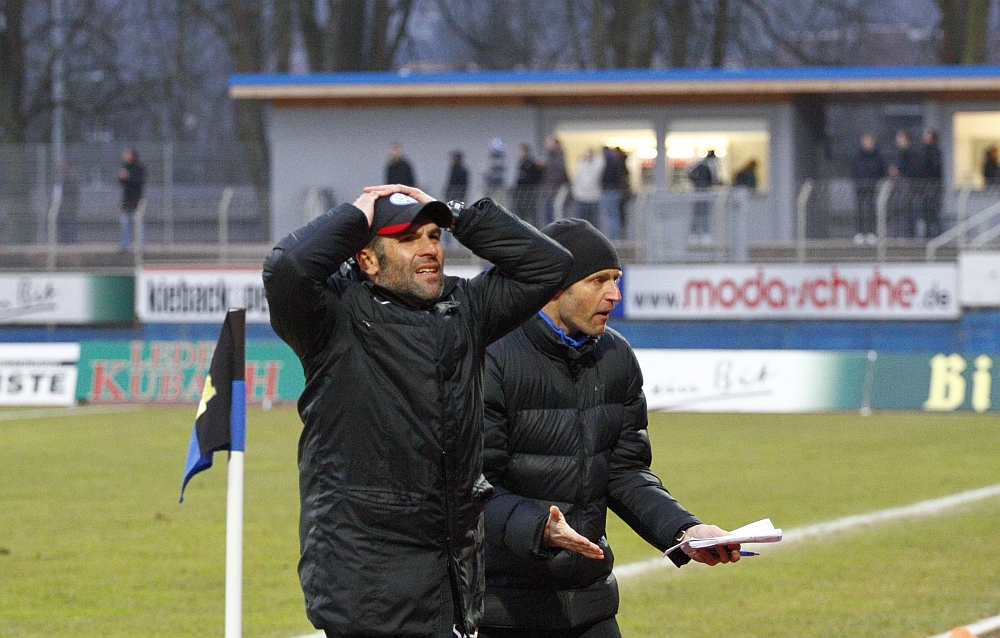 Uwe Wolf und Co Trainer Sven Hoffmeister können es nicht fassen, ob der vergebenen Torchance