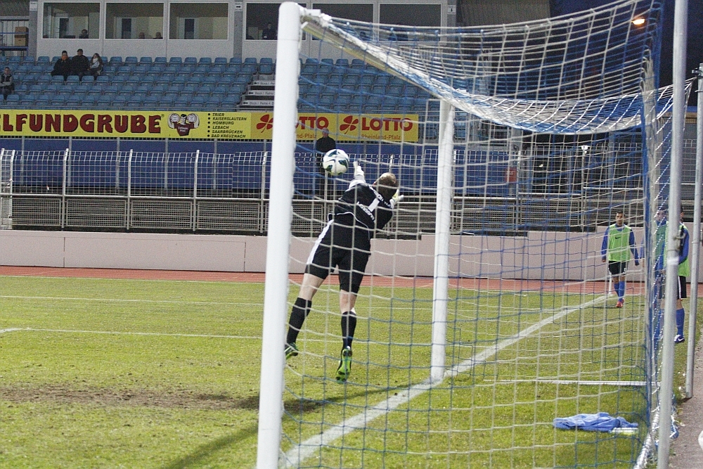 ...Müller hat geköpft und der Trierer Torwart fischt den Ball aus dem Winkel