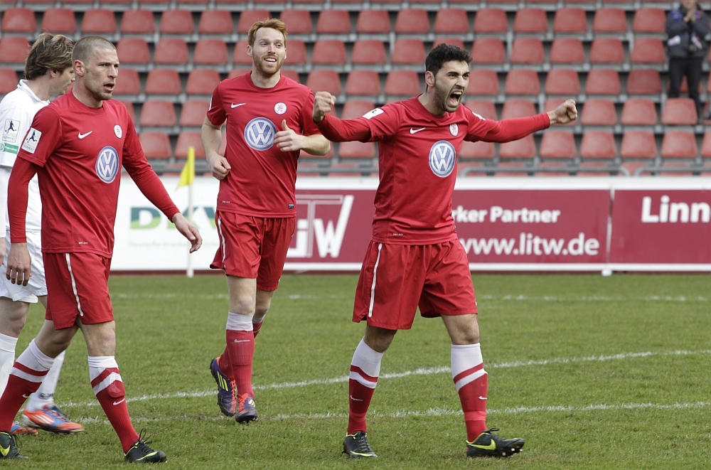 Torjubel nach dem 2:0 durch Schmeer