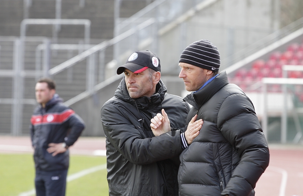 Freude beim Kasseler Trainergespann über das 2. Tor, während der Kollege aus Pfullendorf ratlos scheint