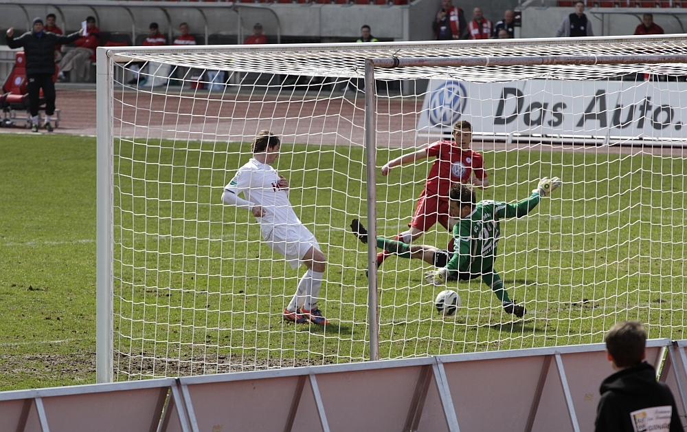Mayer mit der großen Chance auf das 3:0, im Hintergrund Sven Hoffmeister voller Erwartung...