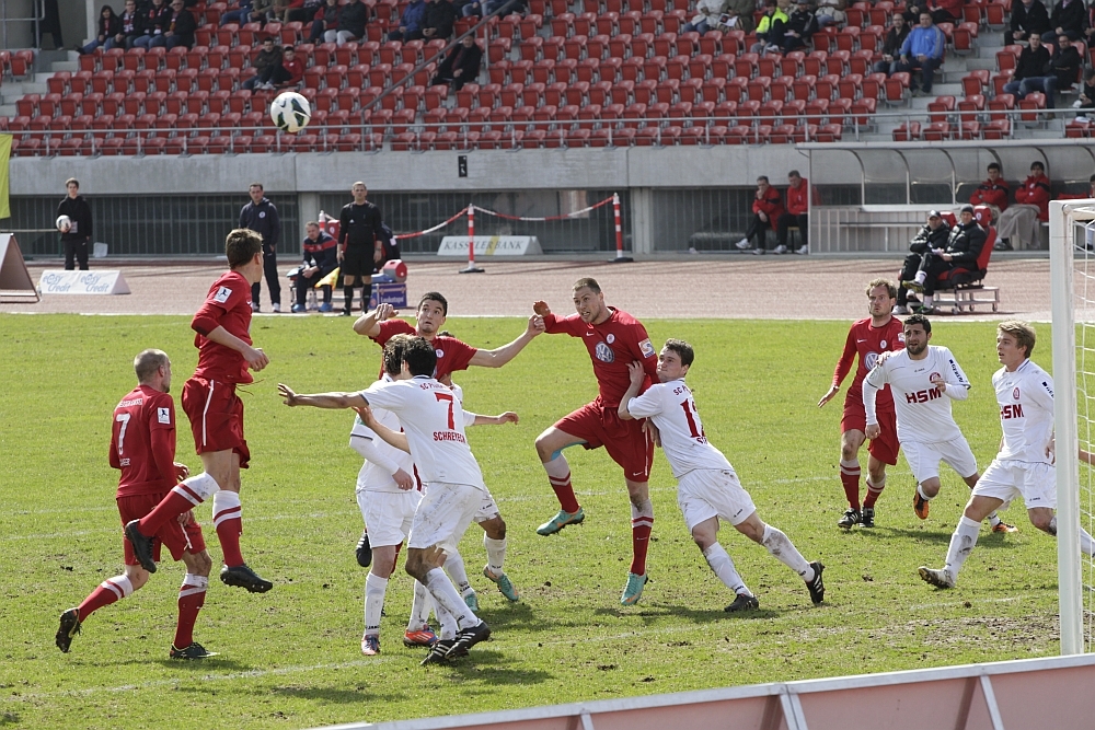 Müller und Henel in Erwartung der Flanke 
Schmeer, Rahn und Gaede kommen nicht an den Ball