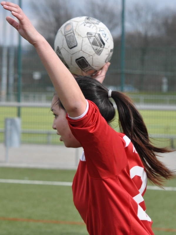 KSV Hessen Kassel - SG Wilhelmshöhe/Kaufungen: Lina Erfkamp beim Einwurf