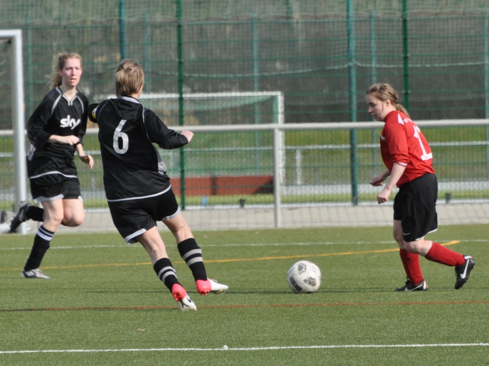 KSV Hessen Kassel - SG Wilhelmshöhe/Kaufungen: Miriam Klee am Ball