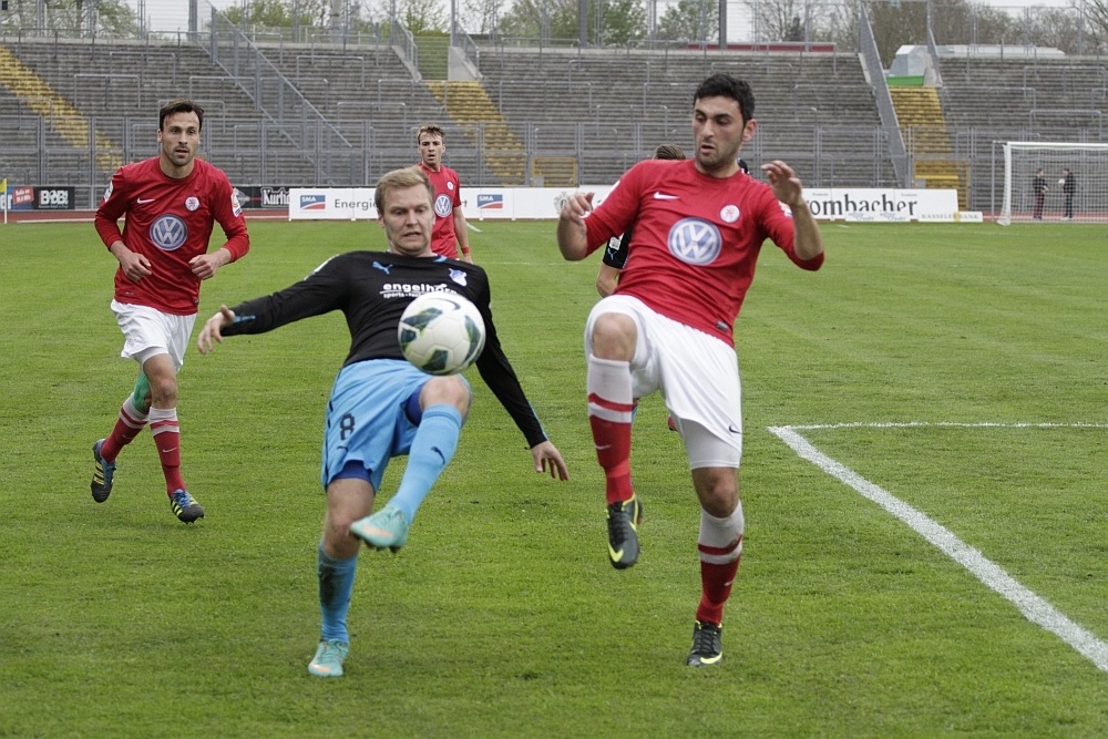 Pinheiro im Kampf um den Ball
Im Hintergrund Becker und Gallus