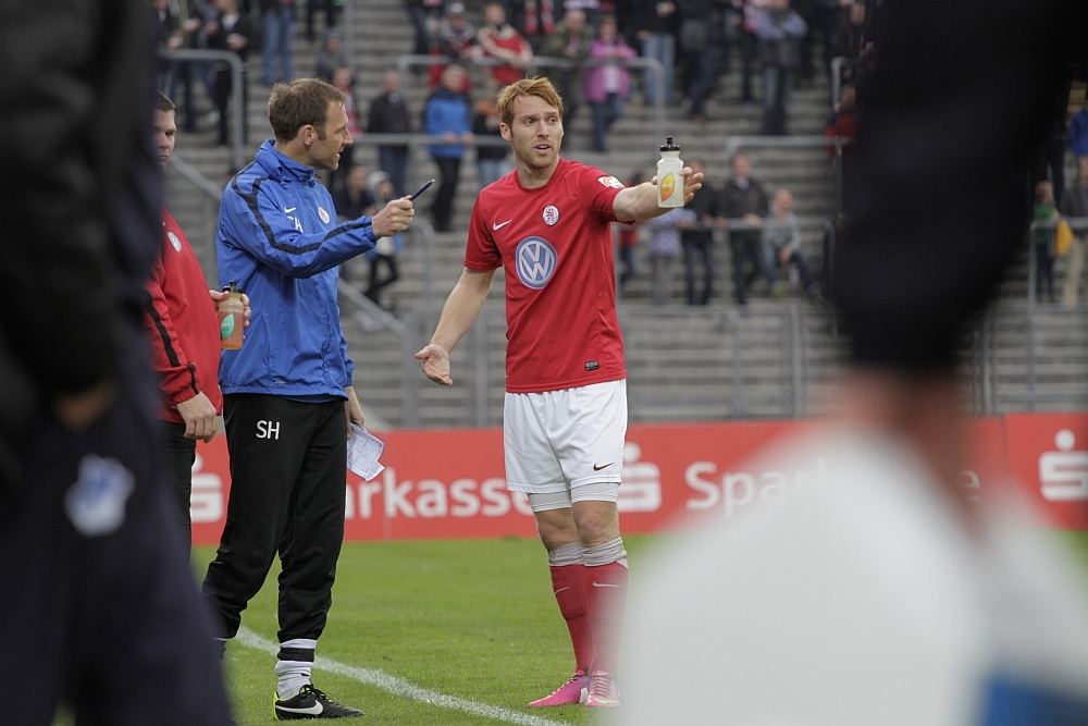 Sven Hoffmeister gibt Hammann Anweisungen, während einer Verletzungsunterbrechung