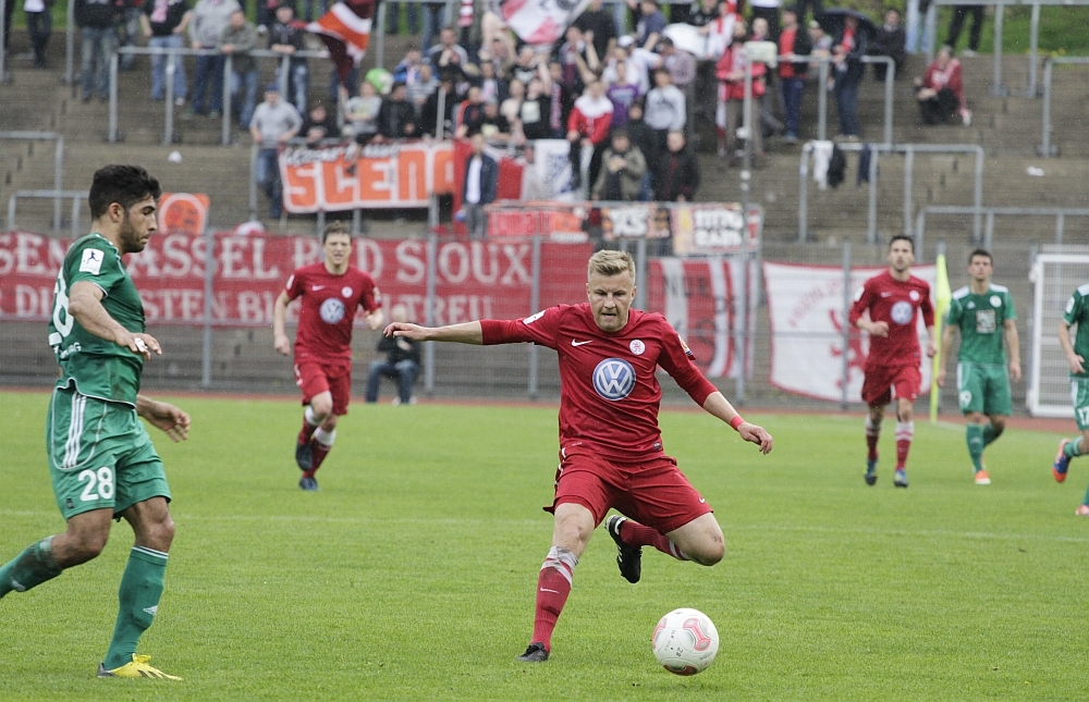 Viktor Riske, im Hintergrund die mitgereisten KSV Fans