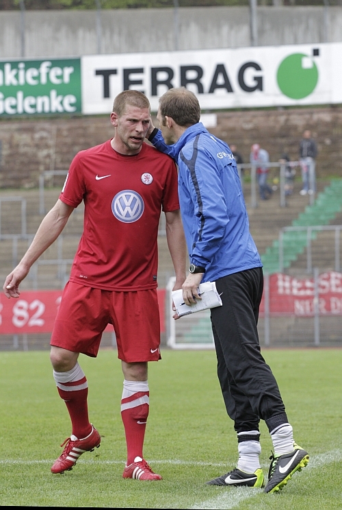 Co Trainer Sven Hoffmeister gibt Schmeer Anweisungen