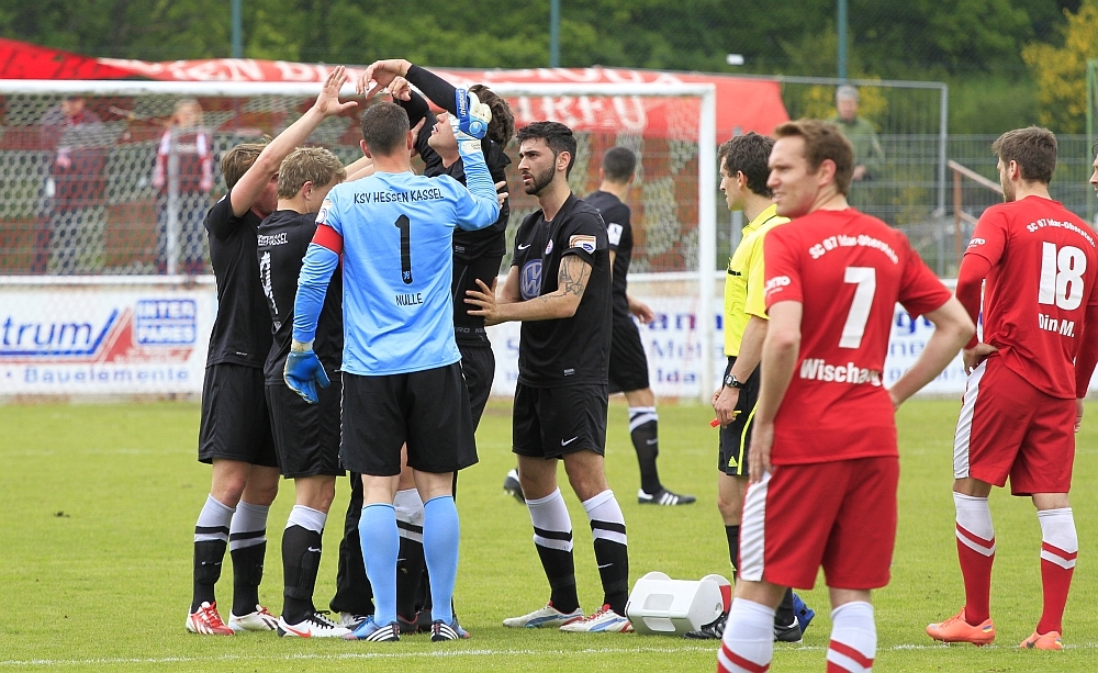 Schreckseunde für Mitspieler, Trainer und Fans, als Matze Rahn, nach einem Sturz auf den Rücken die Luft wegblieb