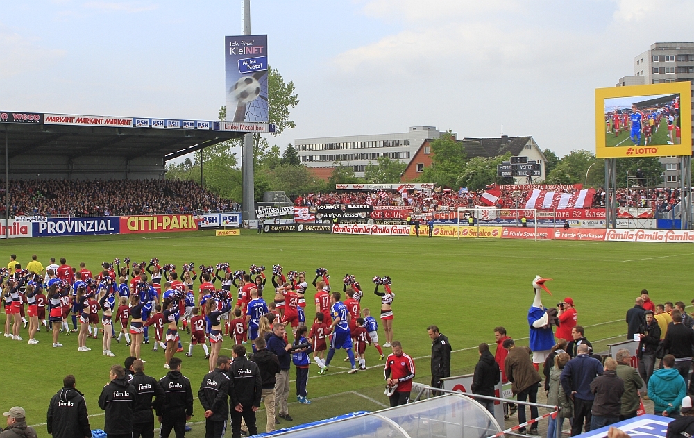 Die Mannschaften und die vielen mitgereisten Fans aus Kassel