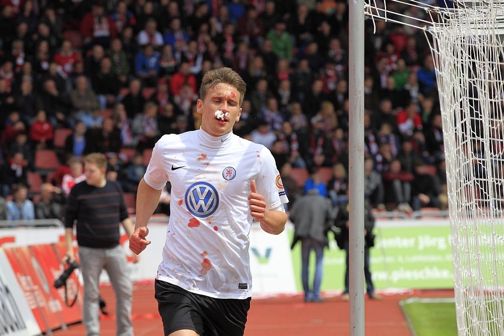 Matthias Rahn eilt mit Nasenbluten zur Bank