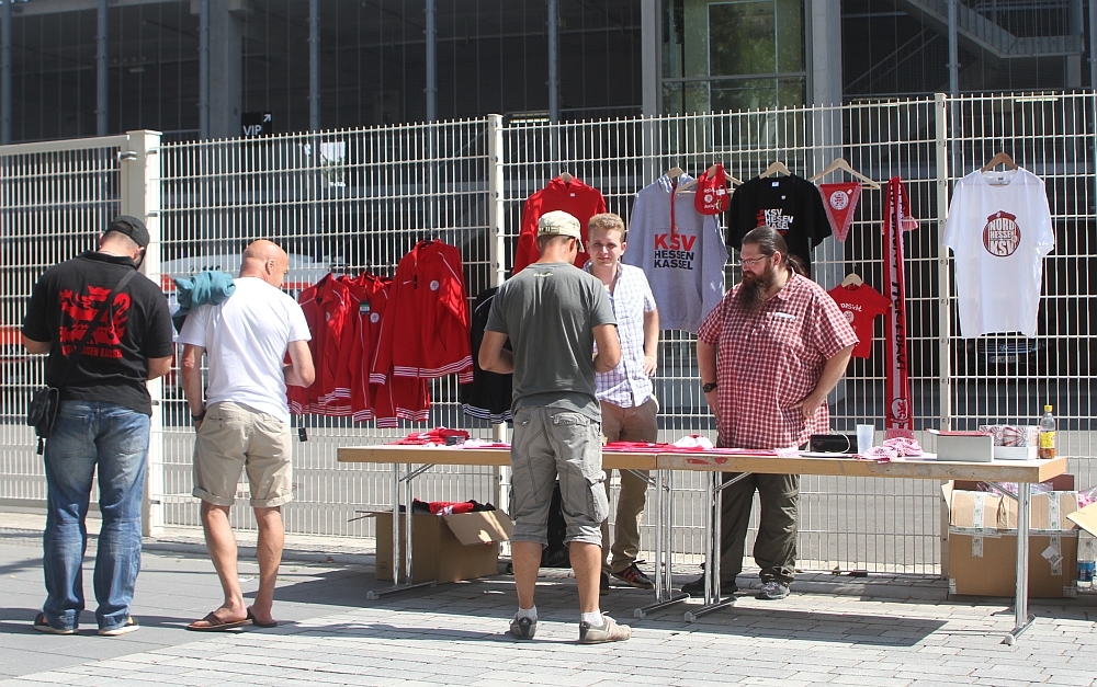 Fanartikelverkauf der "Abteilung Herzblut" vor dem Stadion
