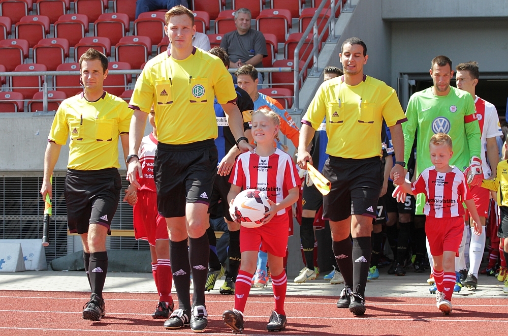 Einmarsch der Teams, Schiedsrichter und Ballkinder