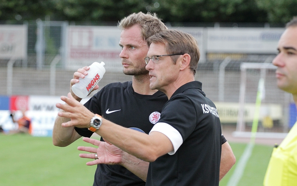 Trainer Großkopf gibt Enno Gaede Anweisungen nach dem Ausfall von Jonas Marz