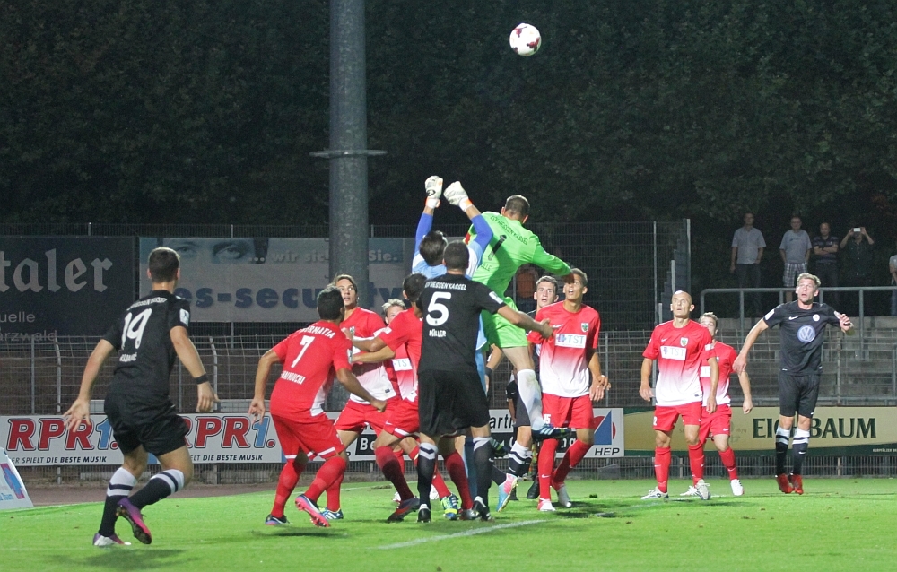 Carsten Nulle beim Eckball für den KSV