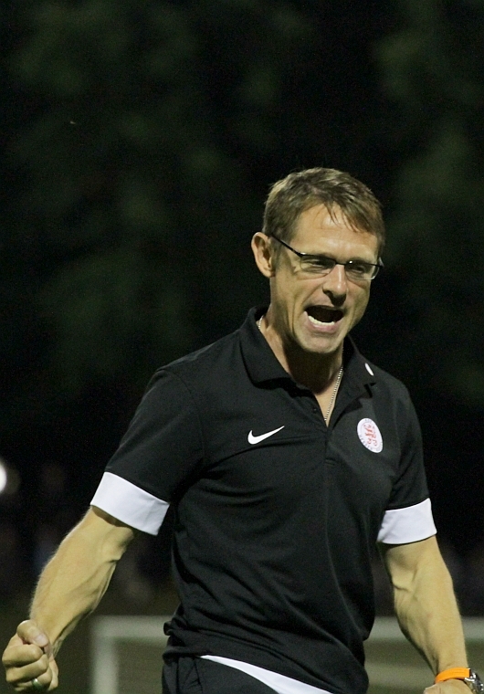 Trainer Großkopf jubelt über Schmeers Tor zum 2:0 Endstand