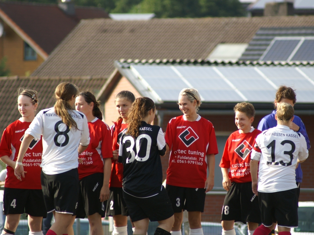 KSV Frauen - Kammerbach: Shake Hands vor dem Spiel