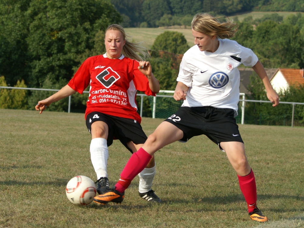 KSV Frauen - Kammerbach: Doppeltorschützin Insa Fischer und Gegenspielerin