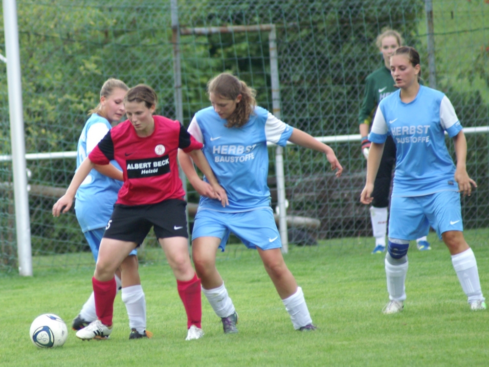 KSV Frauen - Jossa: Jasmin Glißner - von Gegenspielerinnen umzingelt