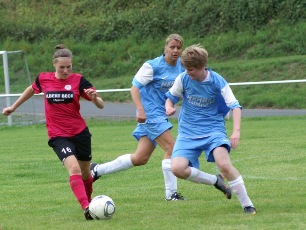 KSV Frauen - Jossa: Laura Wickert und Gegenspielerinnen