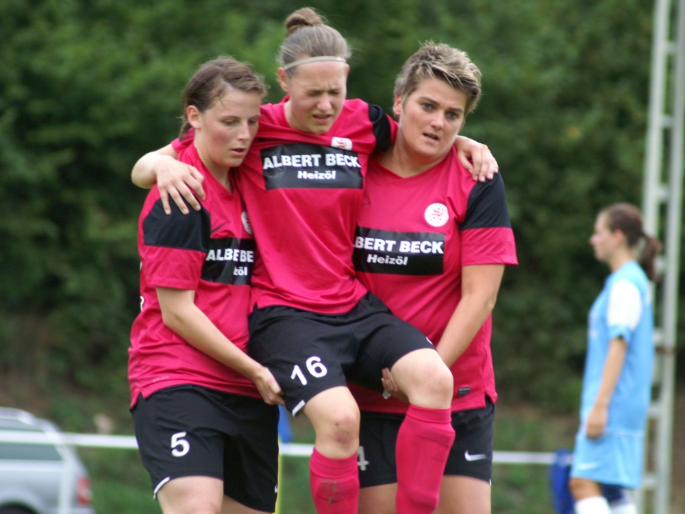 KSV Frauen - Jossa: Laura Wickert muss von Jasmin Glißner und Angela Künzl (rechts) getragen werden