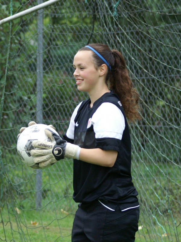 KSV Frauen - Jossa: Loreta Beqa beim Aufwärmen