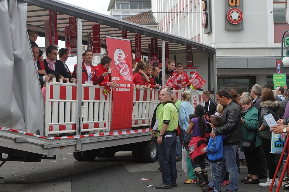 Festumzug Kassel 1100 Stadtjubiläum: In der Innenstadt angekommen