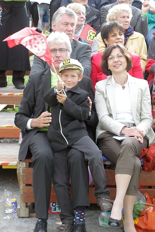 Oberbürgermeister Bertram Hilgen grüßt die Löwen