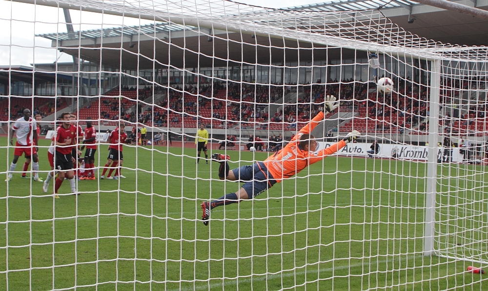 Andrijanic trifft den Pfosten