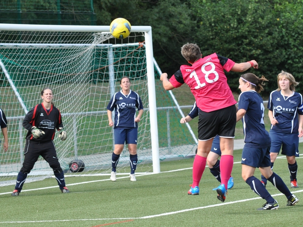 KSV Frauen - Vikt. Großenenglis: Angela Künzl beim Kopfball