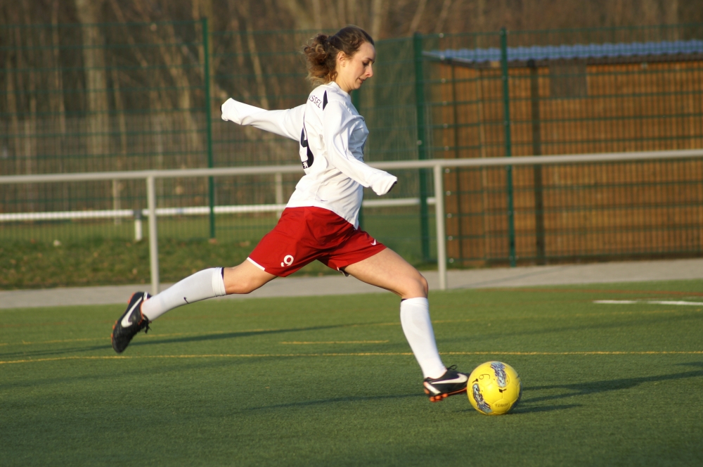 KSV Hessen Frauen - SG Kathus/Hohe Luft: Maite Serrano beim Schuss