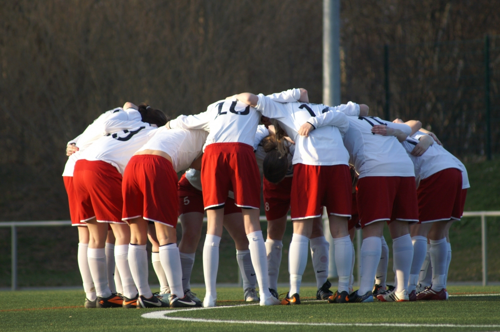 KSV Hessen Frauen - SG Kathus/Hohe Luft: Mannschaftskreis vor Anpfiff