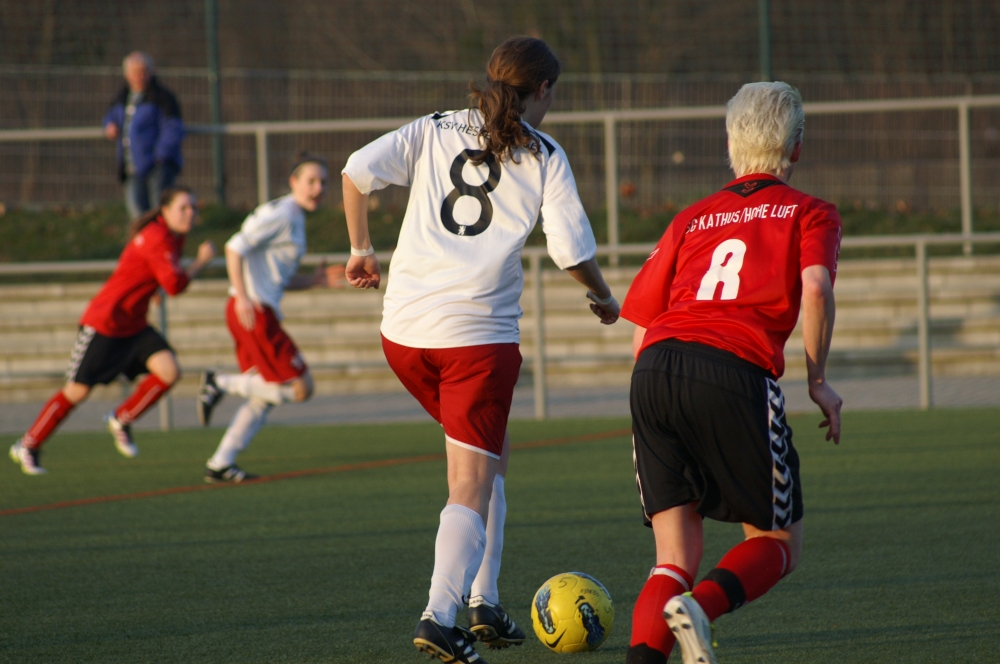 KSV Hessen Frauen - SG Kathus/Hohe Luft: Janina Thür am Ball, Laura Wickert im Hintergrund