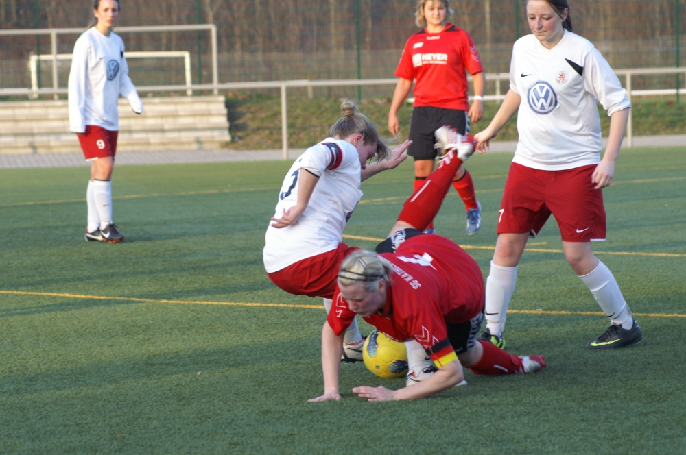 KSV Hessen Frauen - SG Kathus/Hohe Luft: Natalie Müce (li.), Annika Dieling und Gegnerin