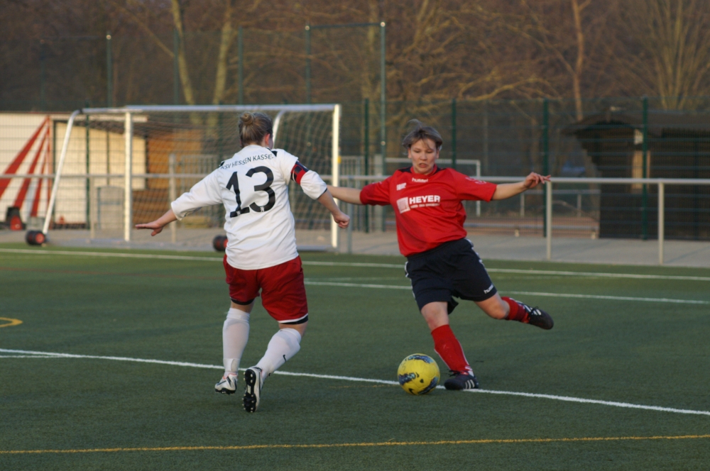 KSV Hessen Frauen - SG Kathus/Hohe Luft: Natalie Mücke (13) und Gegnerin