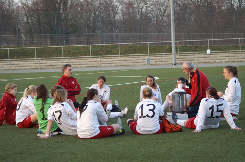 KSV Hessen Frauen - SG Kathus/Hohe Luft: Halbzeitbesprechung