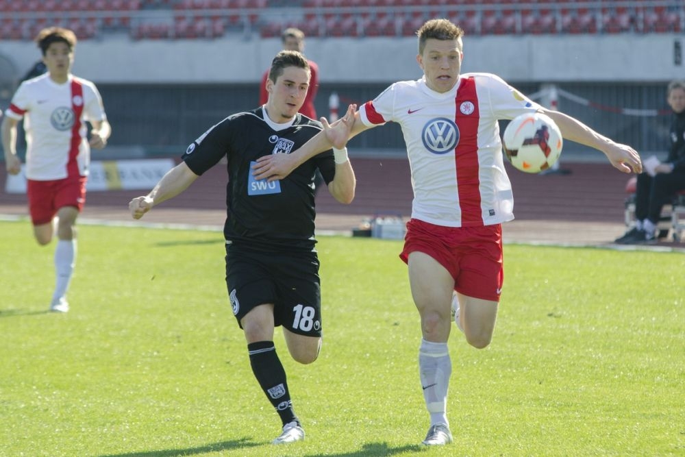 KSV Hessen - SSV Ulm 1846 Fussball: Andreas Mayer, Yeon Woong Jung im Hintergrund