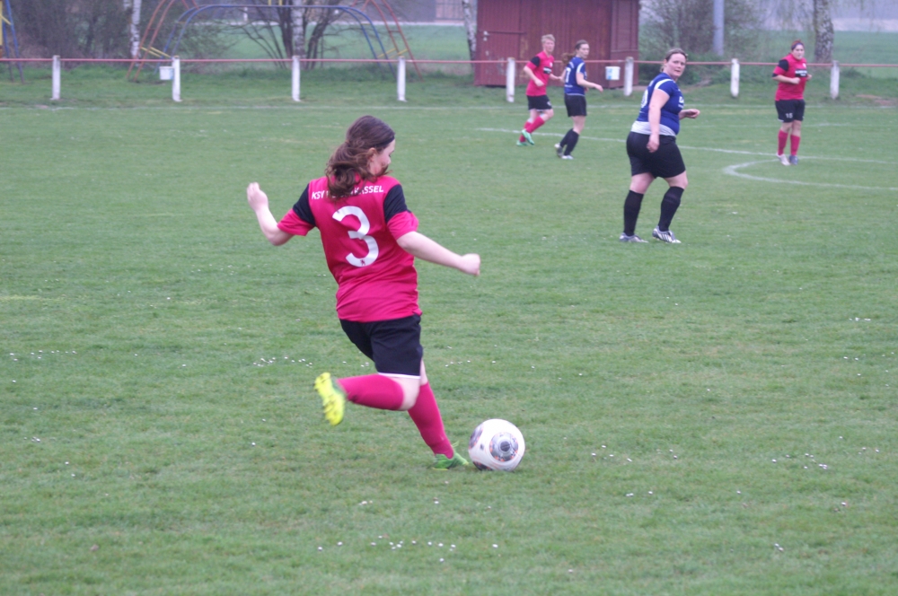 SG Anraff/Giflitz/Fried. - KSV Hessen Kassel Frauen: Alina Weiß beim Schuss