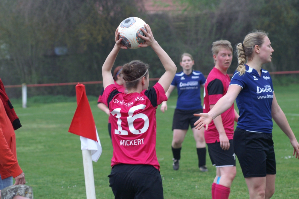 SG Anraff/Giflitz/Fried. - KSV Hessen Kassel Frauen: Laura Wickert beim Einwurf