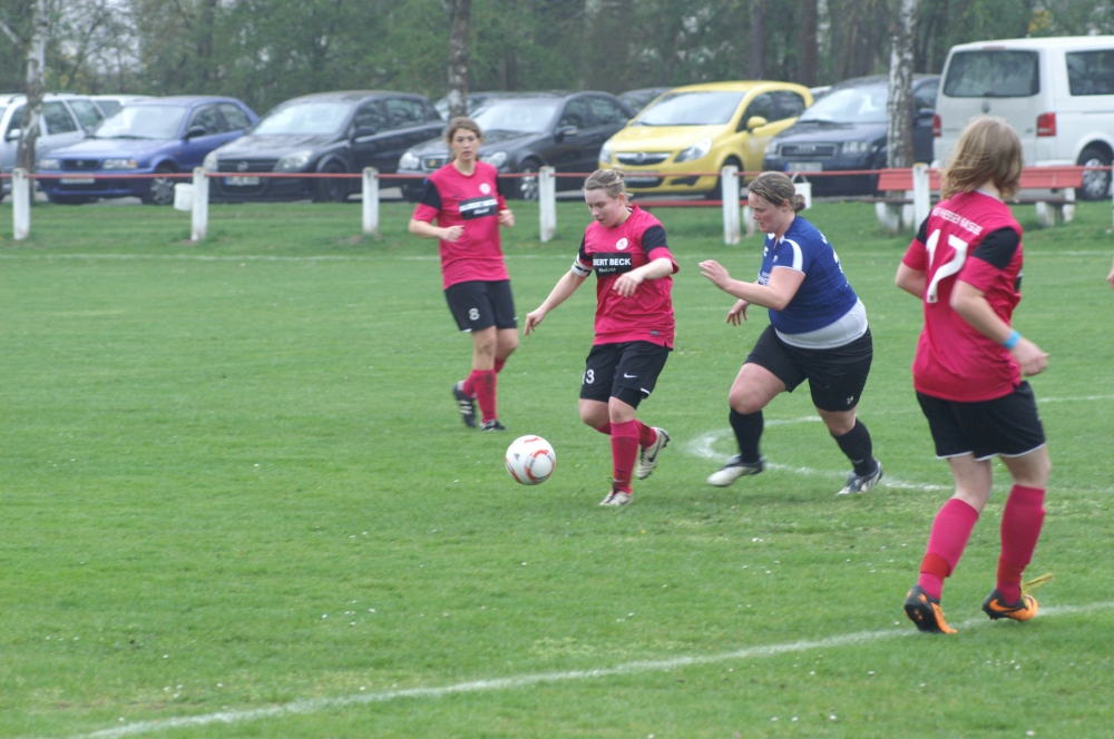 SG Anraff/Giflitz/Fried. - KSV Hessen Kassel Frauen: Natalie Mücke am Ball