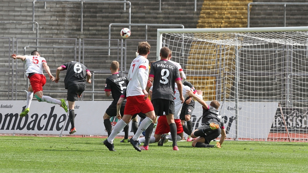 Stefan Müllers Kopfball streicht knapp über das Mainzer Tor