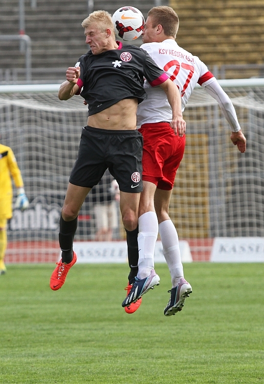 Giese beim Kopfballduell 